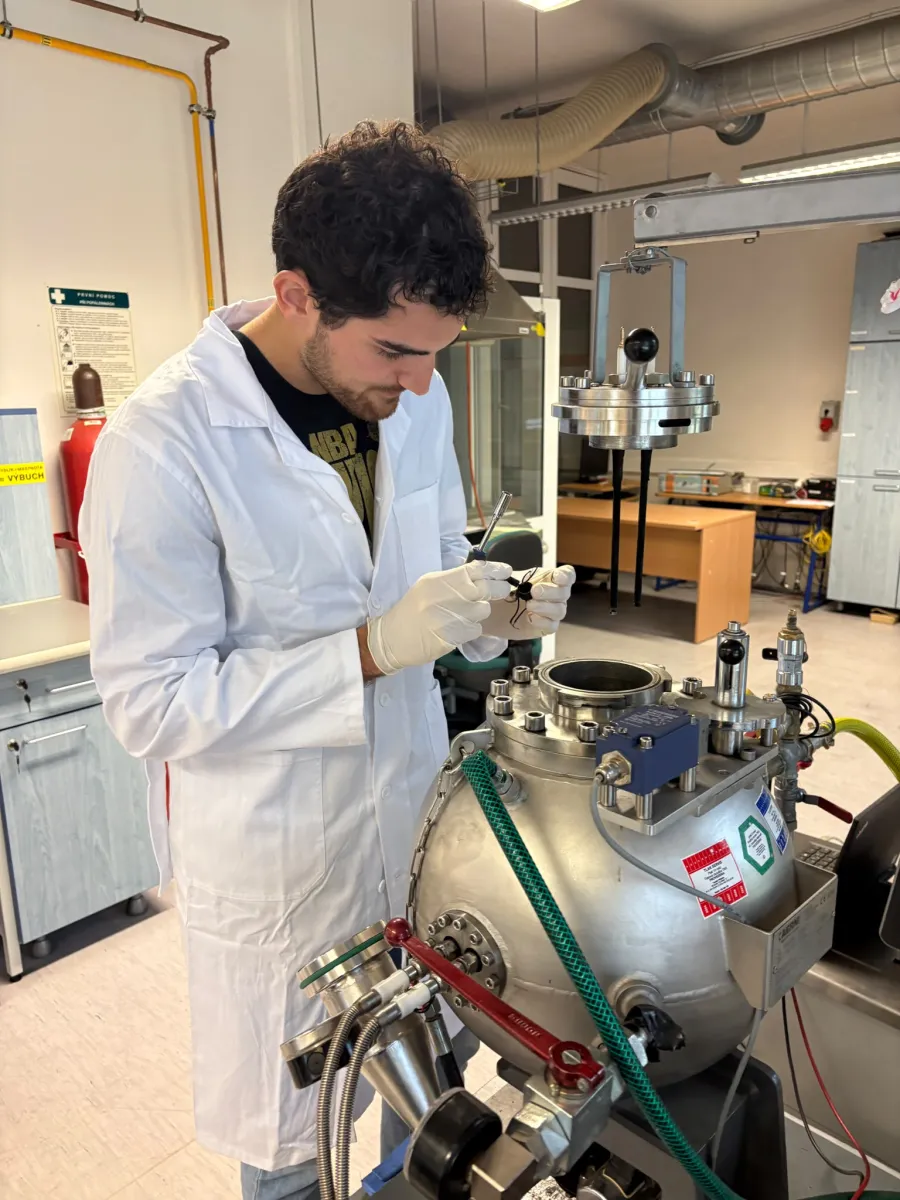 CESAR trainee instrumenting a pressure vessel in the laboratory